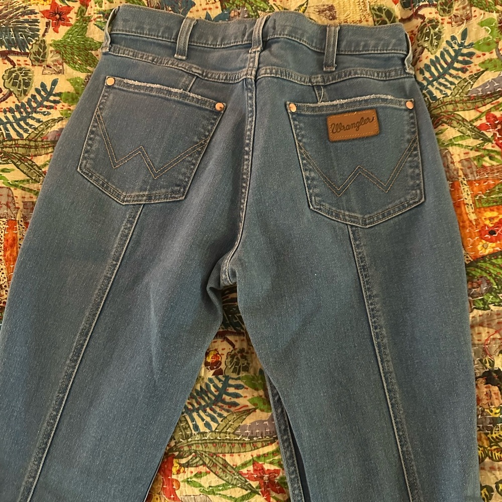 Wrangler women’s high rise flare size 28x34 Blue Jeans stretch